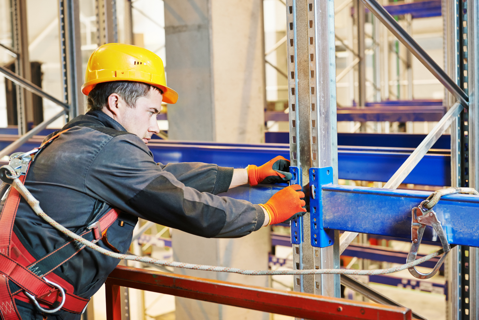 Endüstriyel raf sistemi kurulumundan bir kare